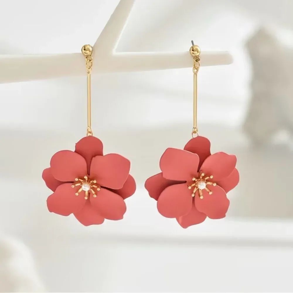 💗 Betsey Johnson stunning mauve pink flower dangle stud earrings 💗